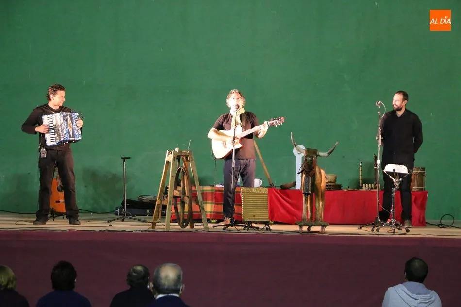 Foto 8 - Gabriel Calvo anima con su m&uacute;sica las fiestas en Villar de Peralonso  