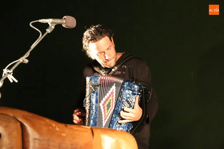 Foto 5 - Gabriel Calvo anima con su m&uacute;sica las fiestas en Villar de Peralonso  
