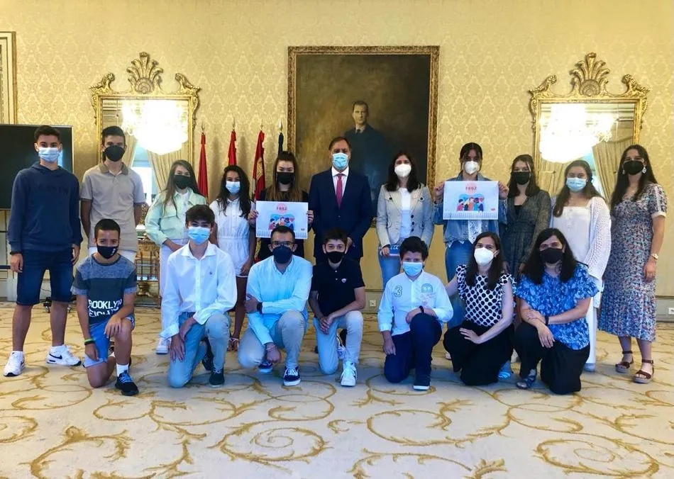 Encuentro del alcalde de Salamanca, Carlos García Carbayo, con alumnos del Colegio Santa Teresa de Jesús, en el Ayuntamiento