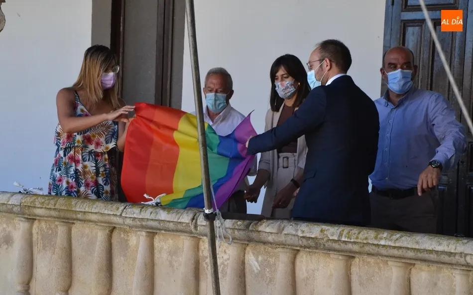 Foto 6 - Ciudad Rodrigo renueva su compromiso con el D&iacute;a Internacional del Orgullo LGTBIQ+  