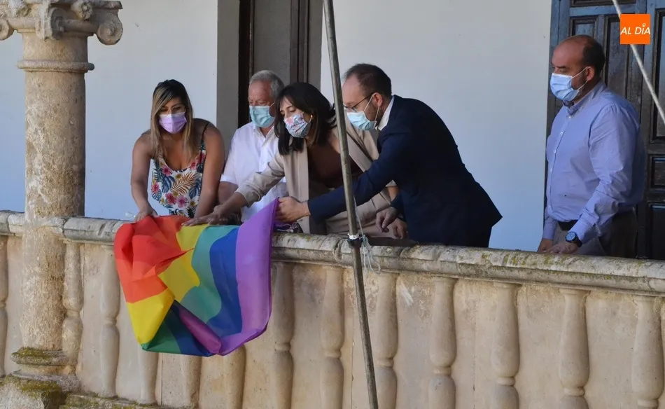 Foto 5 - Ciudad Rodrigo renueva su compromiso con el D&iacute;a Internacional del Orgullo LGTBIQ+  