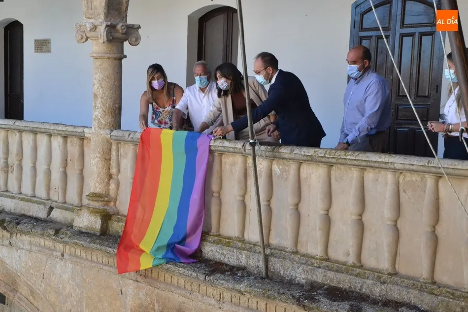 Foto 4 - Ciudad Rodrigo renueva su compromiso con el D&iacute;a Internacional del Orgullo LGTBIQ+  