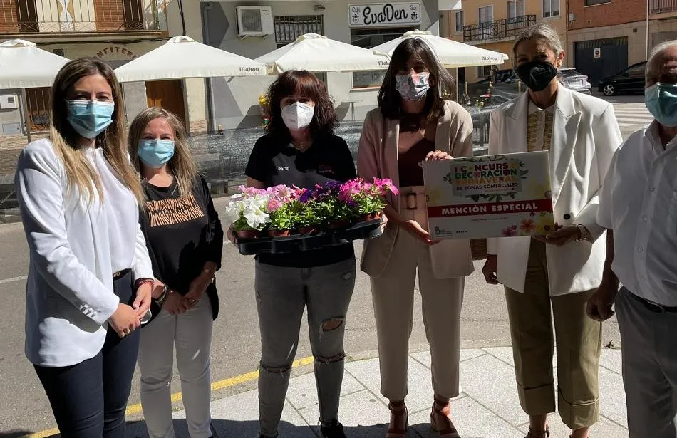 Foto 2 - Entregados en una ruta zona a zona los premios del Concurso de Decoraci&oacute;n Primaveral  