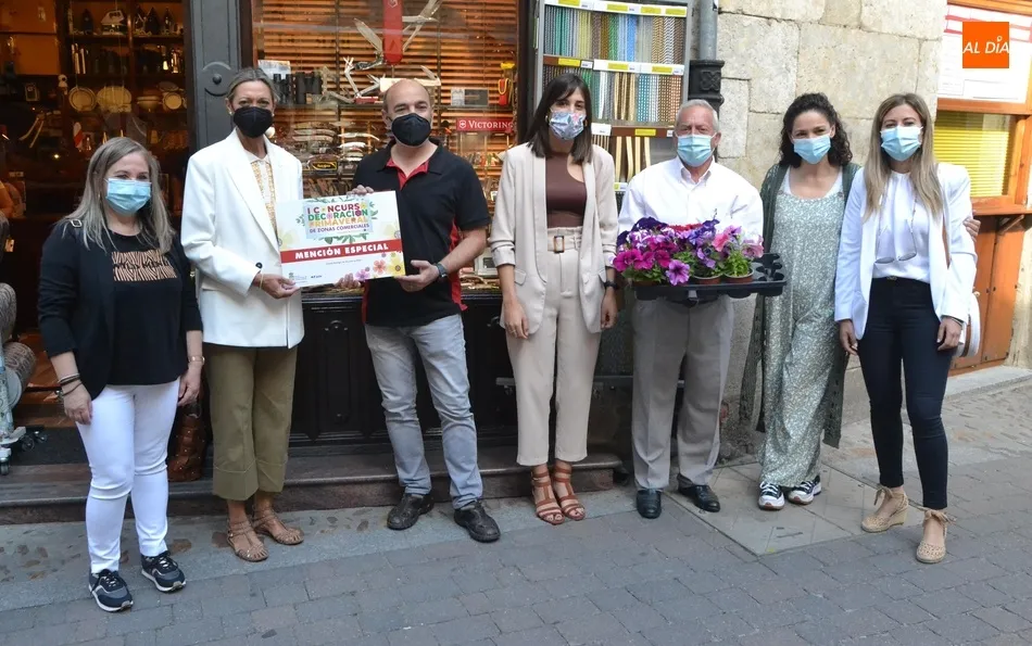 Foto 3 - Entregados en una ruta zona a zona los premios del Concurso de Decoraci&oacute;n Primaveral  