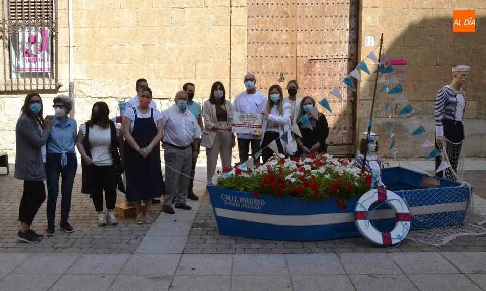 Foto 7 - Entregados en una ruta zona a zona los premios del Concurso de Decoraci&oacute;n Primaveral  