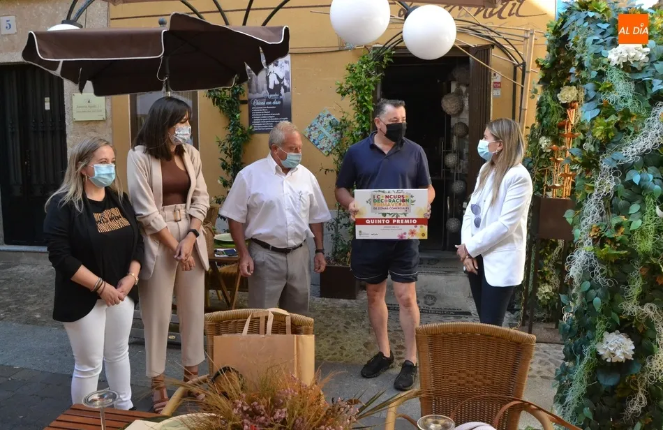 Foto 4 - Entregados en una ruta zona a zona los premios del Concurso de Decoraci&oacute;n Primaveral  