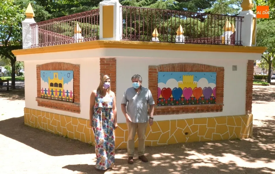 El templete de La Glorieta incorpora cuatro coloridos paneles para reivindicar la igualdad  