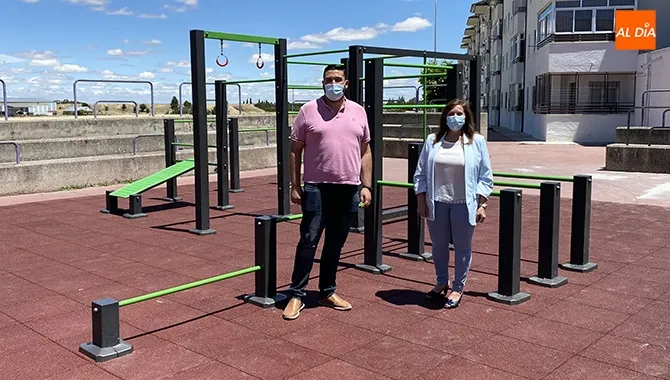 La alcaldesa de Peñaranda, Carmen Ávila, y el concejal de urbanismo, Antonio Poveda, presentaban la zona deportiva del barrio de San Lázaro