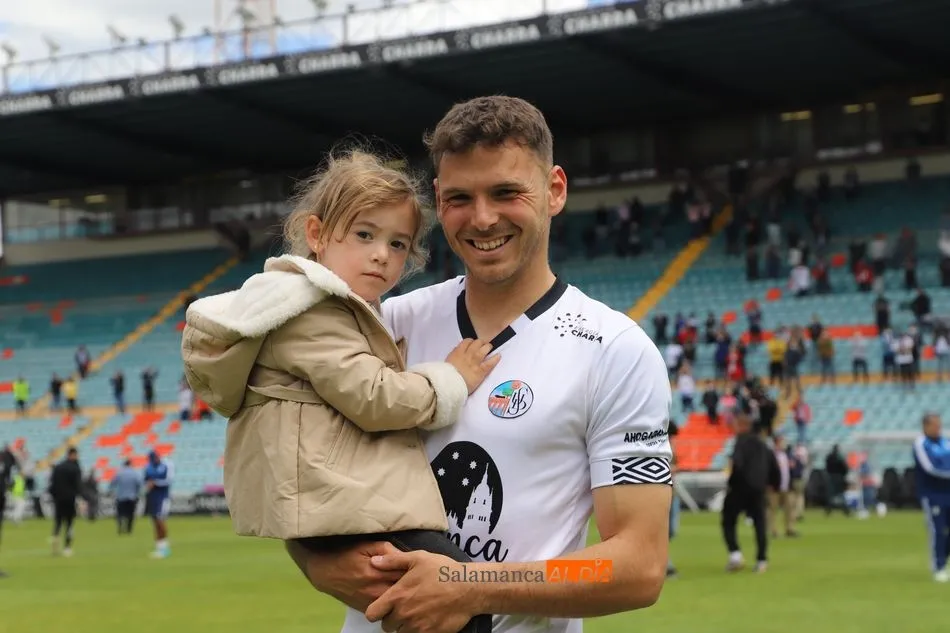 Sergio Ayala, con una de sus hijas / Lydia González