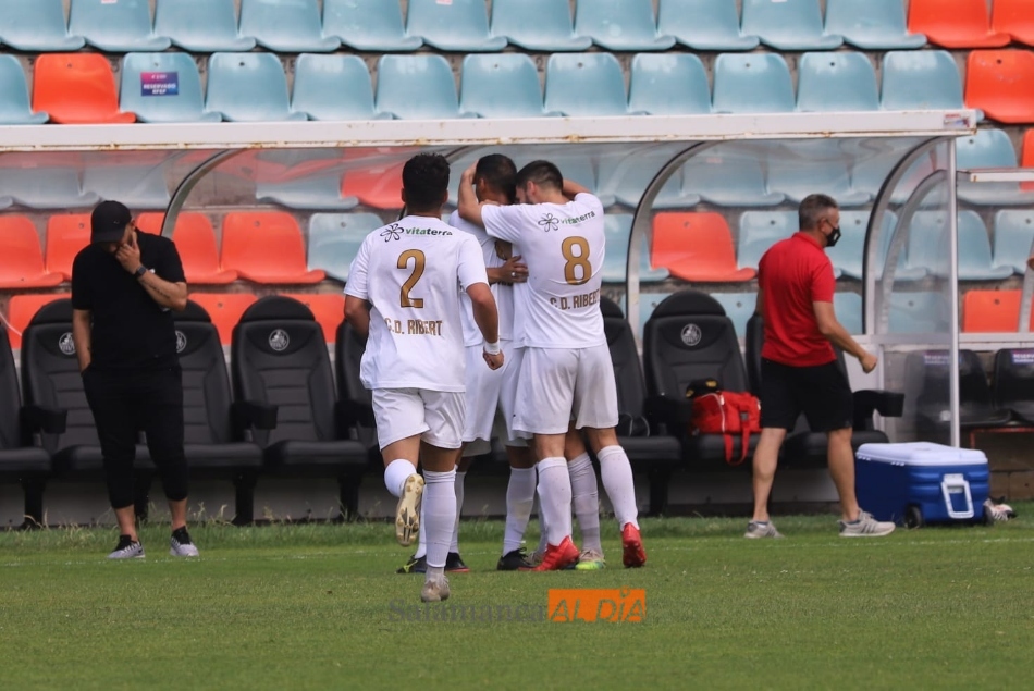Jehu (de negro), en un gol del Ribert / Lydia González