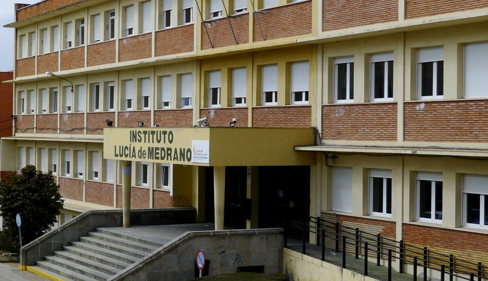 Fachada del IES Lucía de Medrano, en Salamanca