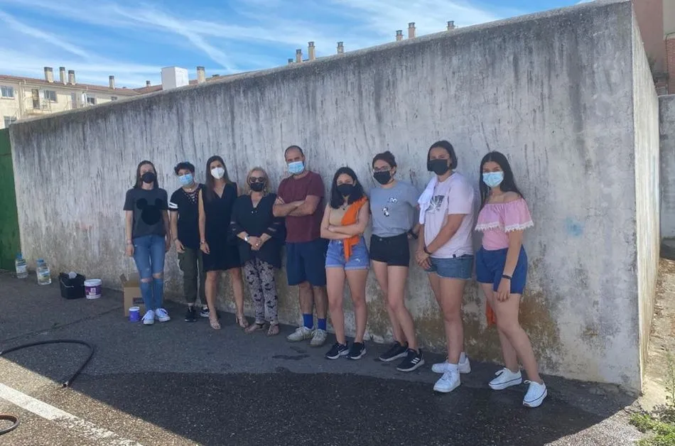 Foto 2 - La creatividad de un grupo de j&oacute;venes decora una pared en Villares de la Reina