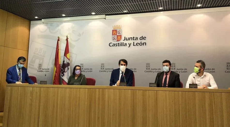 Juan Carlos Suárez-Quiñones (centro) comparece junto a Inmaculada de Pablo (a su derecha), David Esteban (a su izquierda) y Raúl Santa Eufemia (a la izquierda de éste). Foto EP