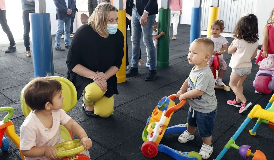 La consejera, Isabel Blanco, ha anunciado este martes en Nava del Rey (Valladolid) junto al presidente de la Diputación de Valladolid, Conrado Íscar, las nuevas medidas para reforzar este servicio de conciliación