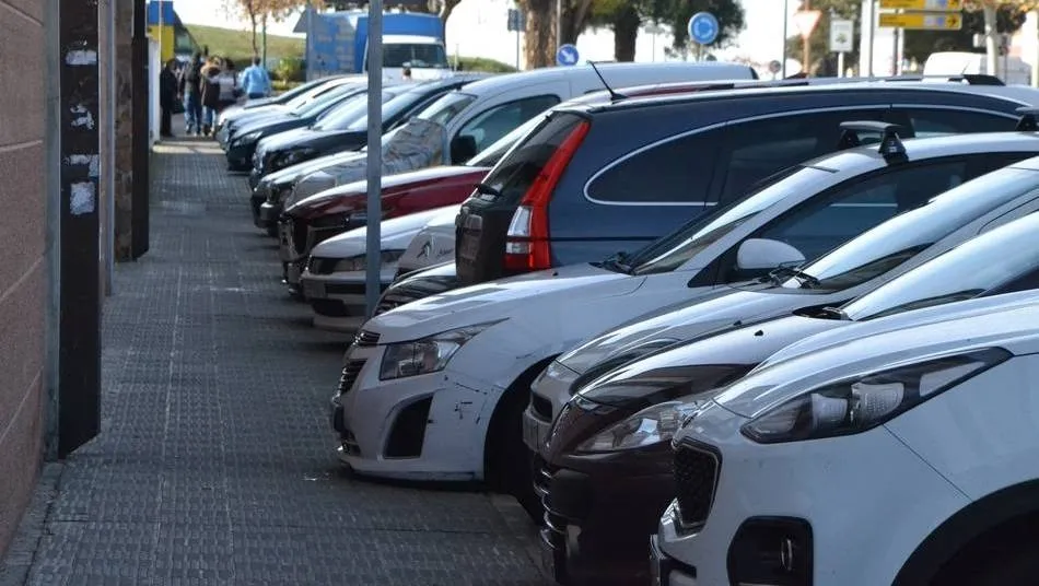 Esta es la temperatura que puede alcanzar un coche si se deja al sol una hora en verano
