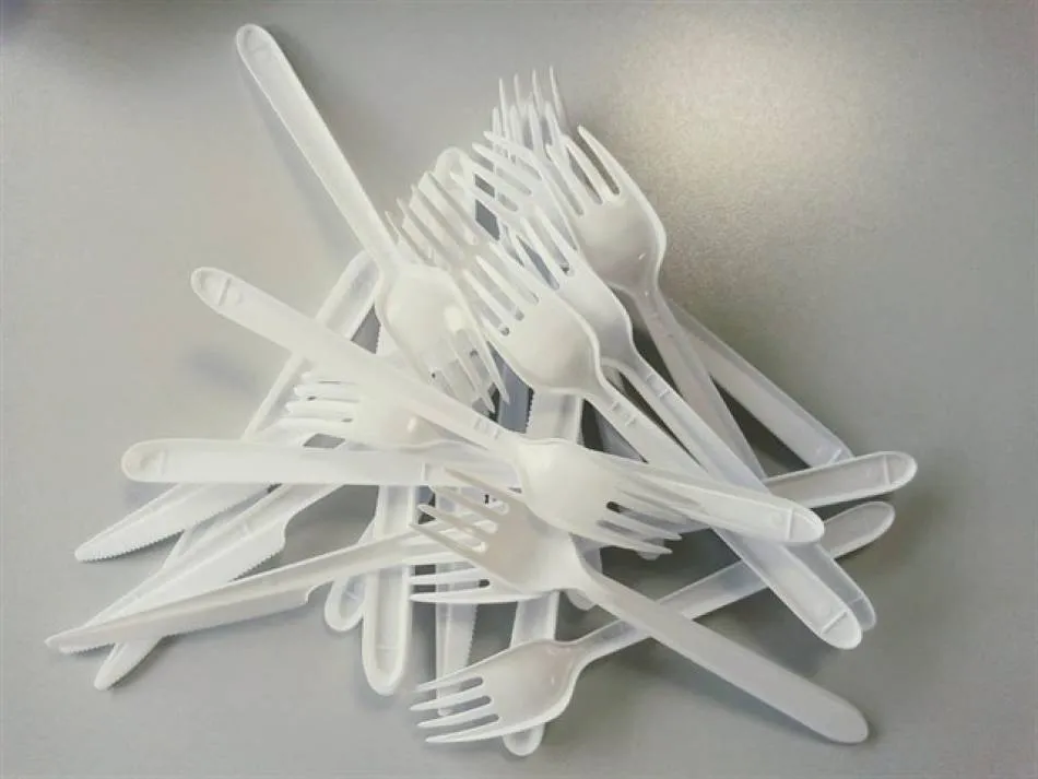 La venta de pajitas, bastoncillos y platos de plástico, prohibida desde este sábado en toda la...