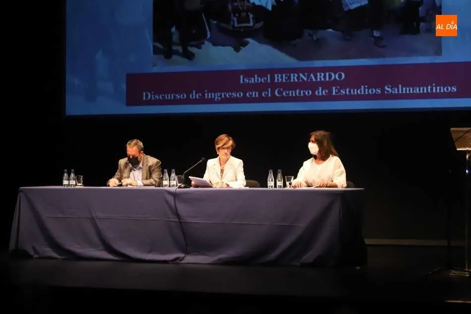 Foto 4 - Isabel Bernardo pronuncia su discurso de ingreso en el Centro de Estudios Salmantinos&nbsp;