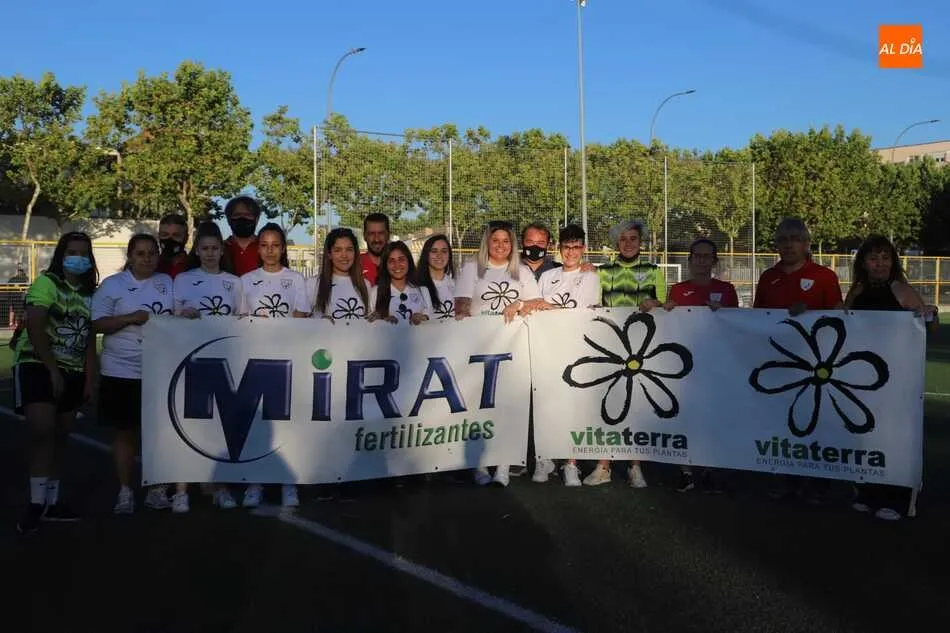 Foto 7 - El Ribert, reconocido en el Zurgu&eacute;n, barrio en el que entrena, por el ascenso a Tercera RFEF