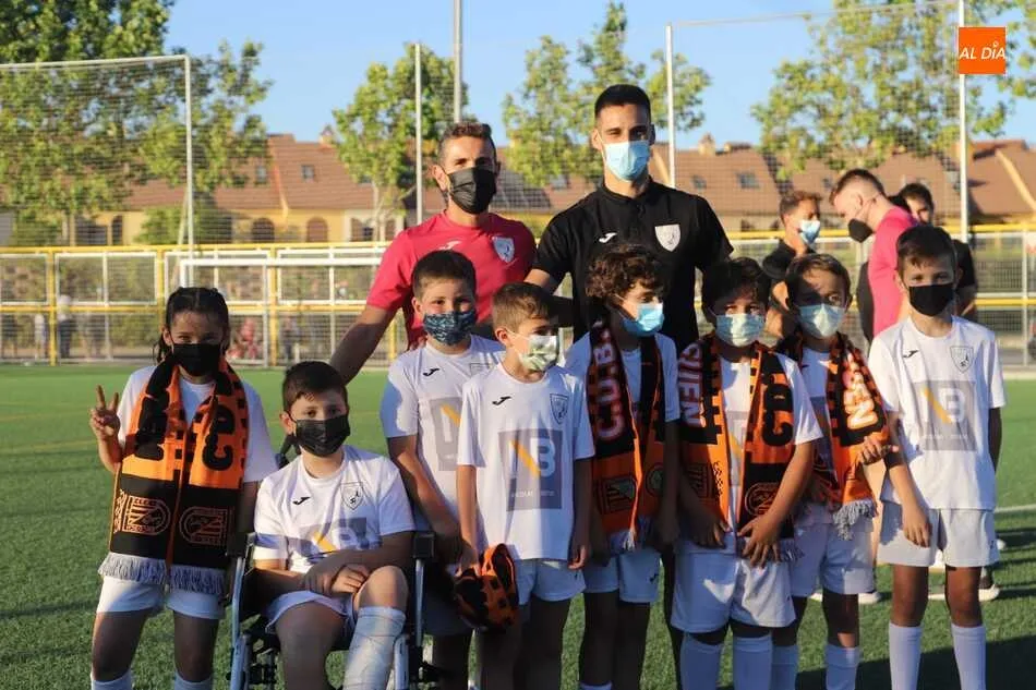 Foto 11 - El Ribert, reconocido en el Zurgu&eacute;n, barrio en el que entrena, por el ascenso a Tercera RFEF