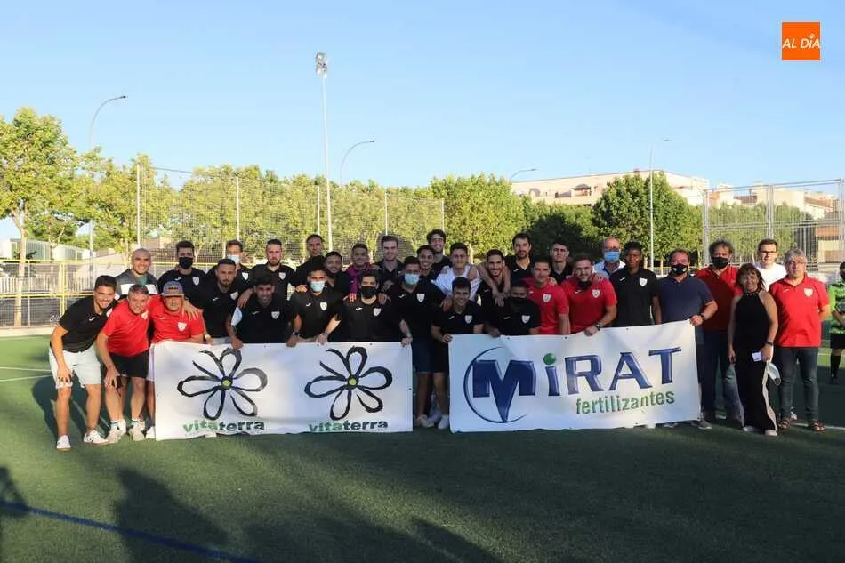 Foto 6 - El Ribert, reconocido en el Zurgu&eacute;n, barrio en el que entrena, por el ascenso a Tercera RFEF
