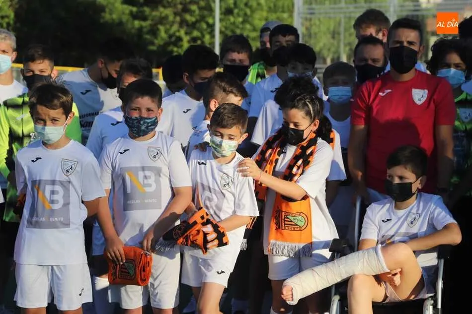 Foto 10 - El Ribert, reconocido en el Zurgu&eacute;n, barrio en el que entrena, por el ascenso a Tercera RFEF