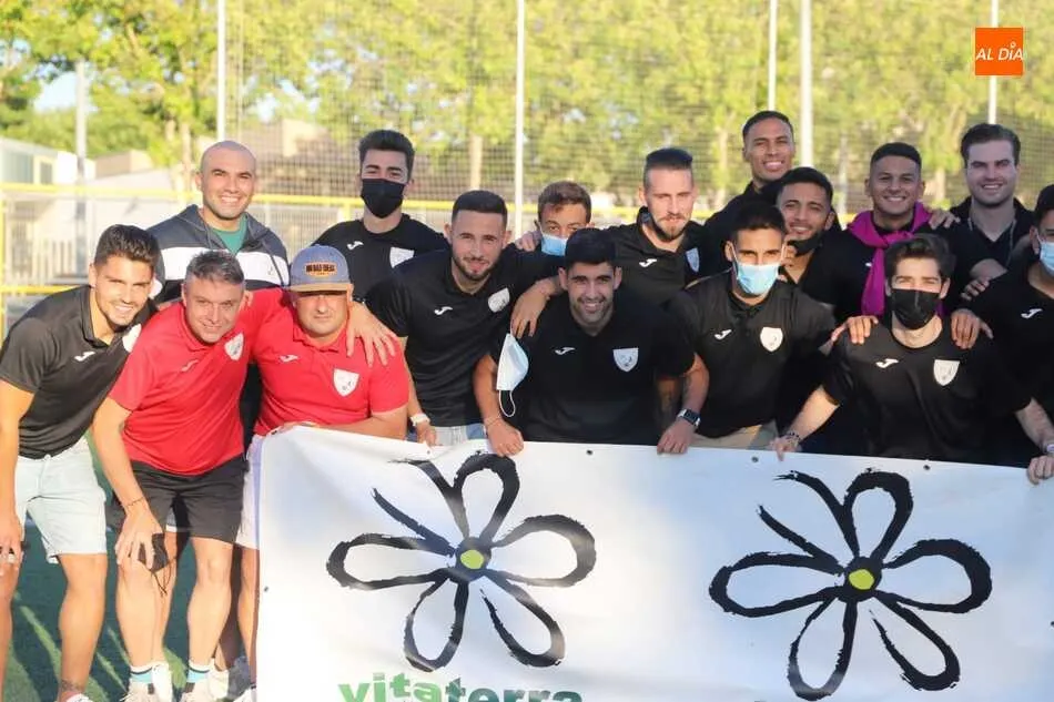 Foto 4 - El Ribert, reconocido en el Zurgu&eacute;n, barrio en el que entrena, por el ascenso a Tercera RFEF