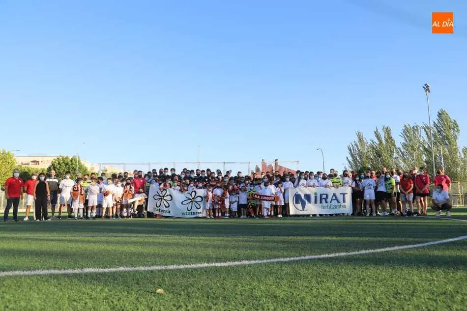Foto 3 - El Ribert, reconocido en el Zurgu&eacute;n, barrio en el que entrena, por el ascenso a Tercera RFEF