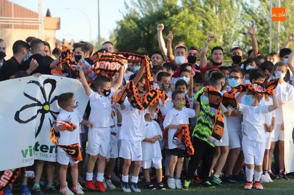 Foto 9 - El Ribert, reconocido en el Zurgu&eacute;n, barrio en el que entrena, por el ascenso a Tercera RFEF