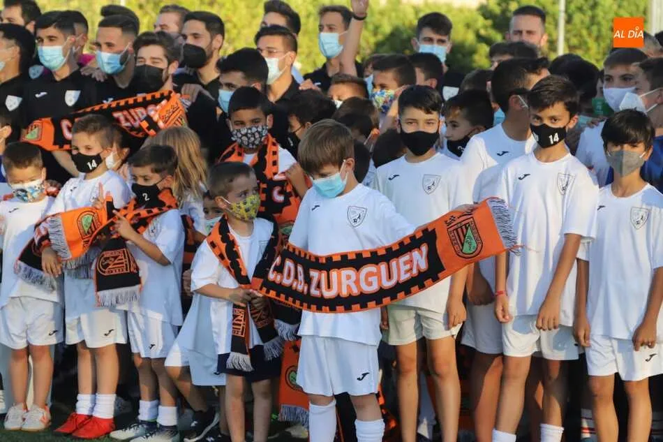 Foto 2 - El Ribert, reconocido en el Zurgu&eacute;n, barrio en el que entrena, por el ascenso a Tercera RFEF