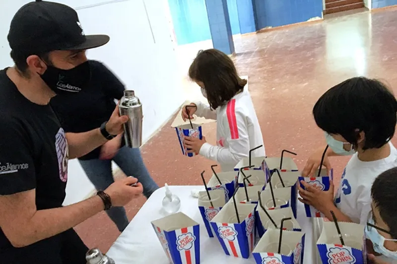 Teo Marcos ofrecía un taller de cocteles infantiles