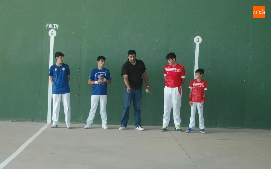 Foto 2 - Tarde de pelota a mano en Villar de Peralonso para despedir las fiestas  