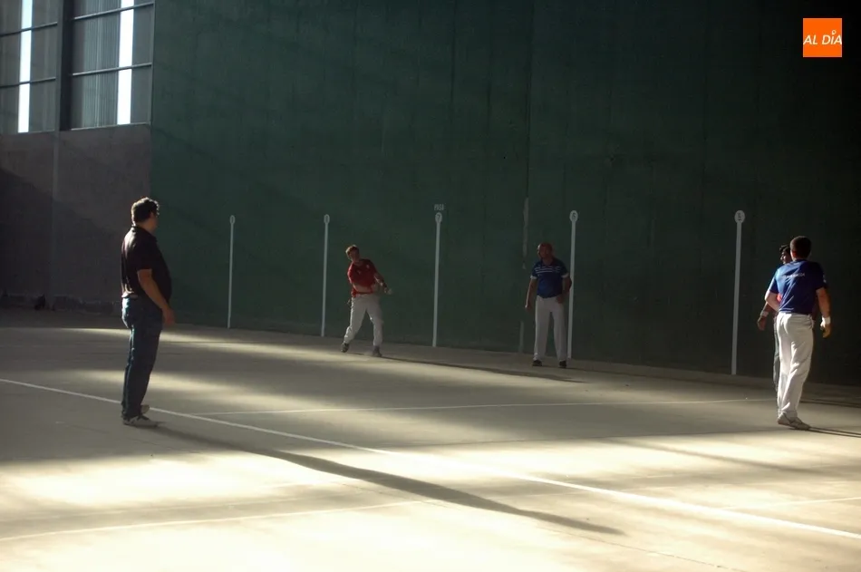 Foto 11 - Tarde de pelota a mano en Villar de Peralonso para despedir las fiestas  