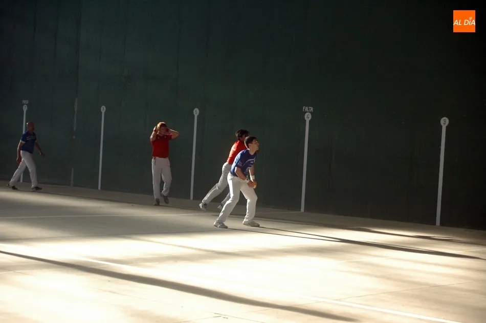 Foto 9 - Tarde de pelota a mano en Villar de Peralonso para despedir las fiestas  