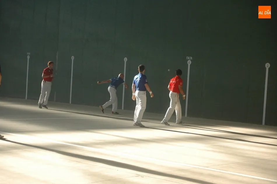 Foto 7 - Tarde de pelota a mano en Villar de Peralonso para despedir las fiestas  