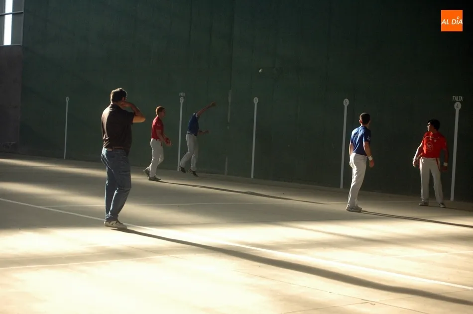 Foto 6 - Tarde de pelota a mano en Villar de Peralonso para despedir las fiestas  