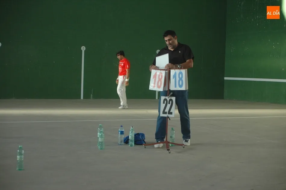 Foto 4 - Tarde de pelota a mano en Villar de Peralonso para despedir las fiestas  