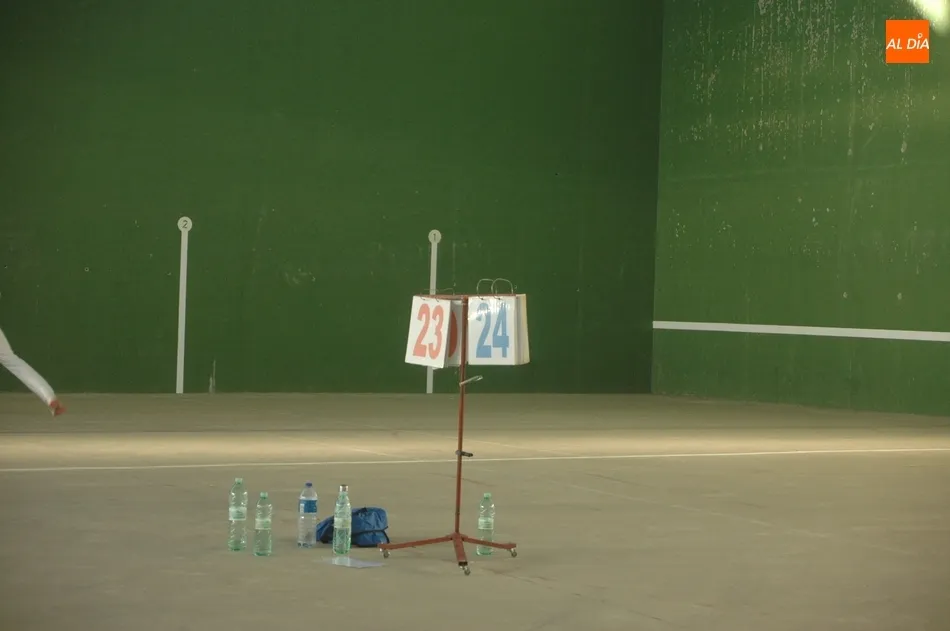 Foto 3 - Tarde de pelota a mano en Villar de Peralonso para despedir las fiestas  