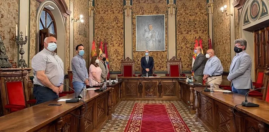 Minuto de silencio en el pleno de la Diputación, en memoria de la vecina de Doñinos asesinada por su pareja