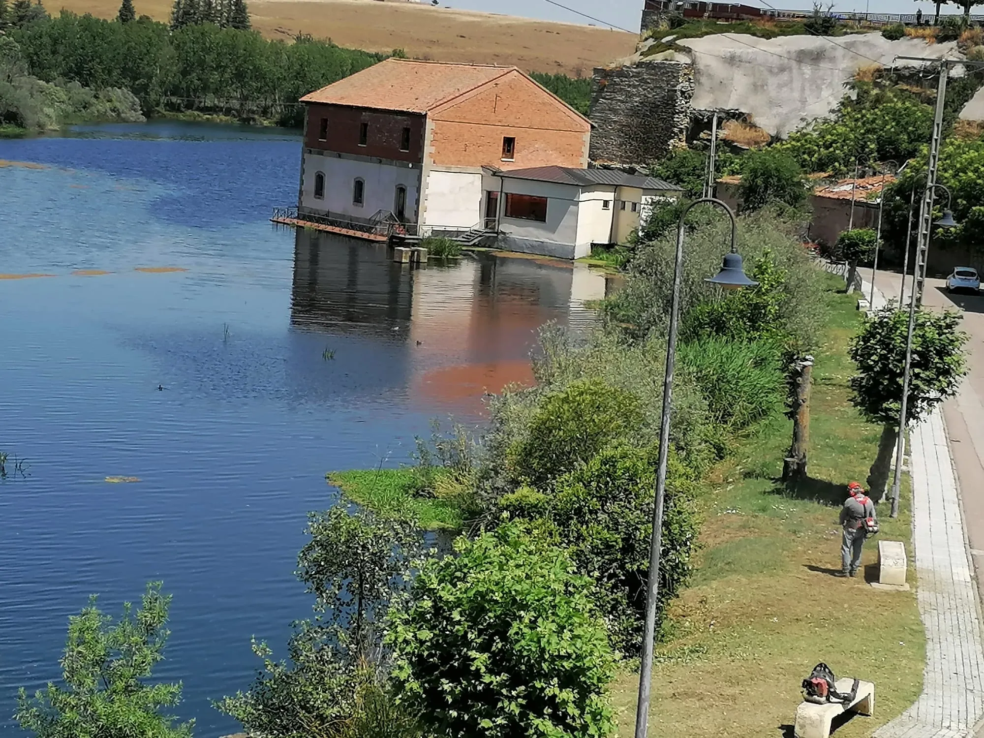 Trabajos de jardinería junto al río Tormes