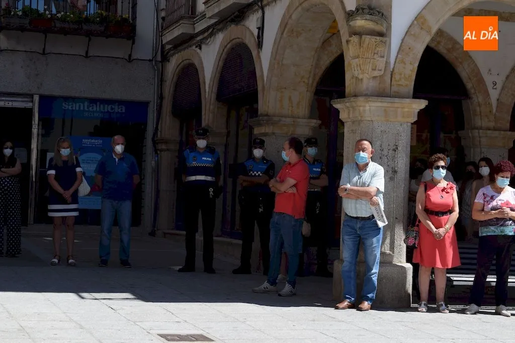 Foto 4 - Concentraci&oacute;n y minuto de silencio en repulsa de la violencia de g&eacute;nero