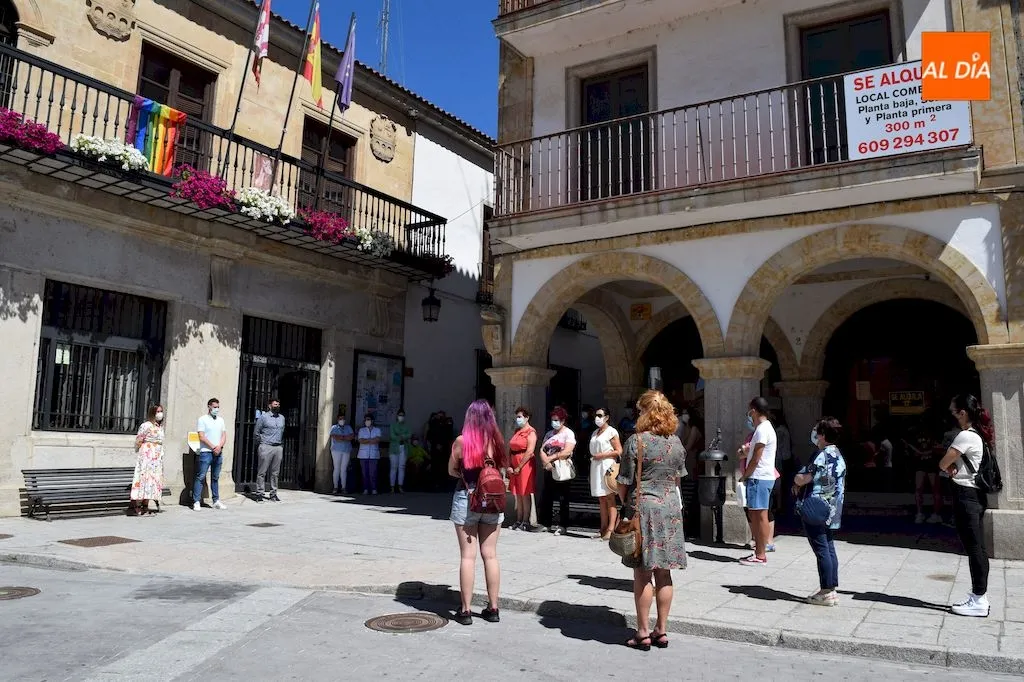 Minuto de silencio en la Plaza Mayor de Alba de Tormes / Pedro Zaballos