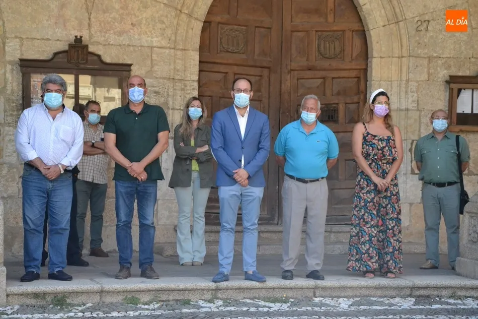 Foto 6 - Ciudad Rodrigo se suma al minuto de silencio en memoria de la mujer de Do&ntilde;inos asesinada  
