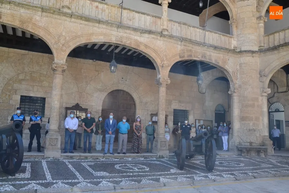 Foto 3 - Ciudad Rodrigo se suma al minuto de silencio en memoria de la mujer de Do&ntilde;inos asesinada  