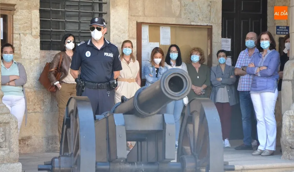 Foto 5 - Ciudad Rodrigo se suma al minuto de silencio en memoria de la mujer de Do&ntilde;inos asesinada  
