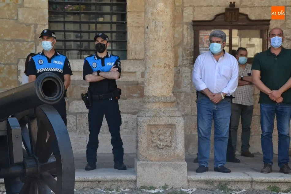 Foto 4 - Ciudad Rodrigo se suma al minuto de silencio en memoria de la mujer de Do&ntilde;inos asesinada  