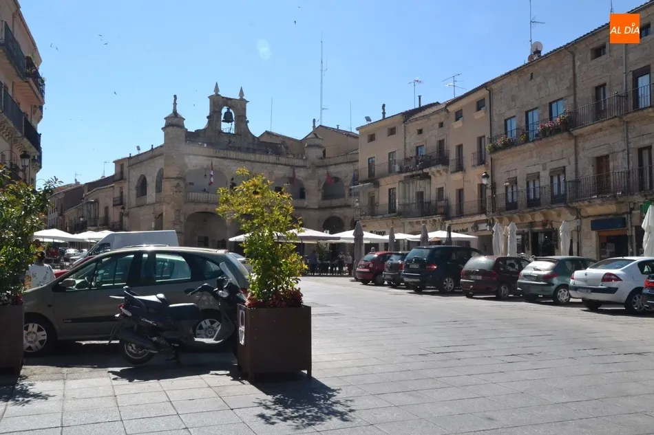 Foto 3 - Los veh&iacute;culos se despiden hasta septiembre de la Plaza Mayor mirobrigense  