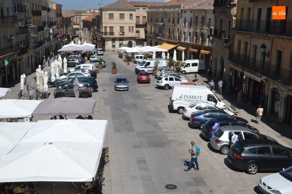 Foto 2 - Los veh&iacute;culos se despiden hasta septiembre de la Plaza Mayor mirobrigense  