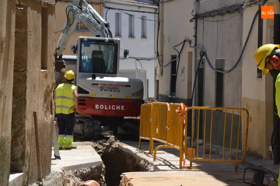 Foto 3 - En marcha las obras de mejora del abastecimiento y del saneamiento de la calle Voladero  