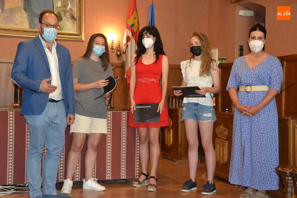 Realizado un reconocimiento a las alumnas que sacaron mejores notas en la EBAU  