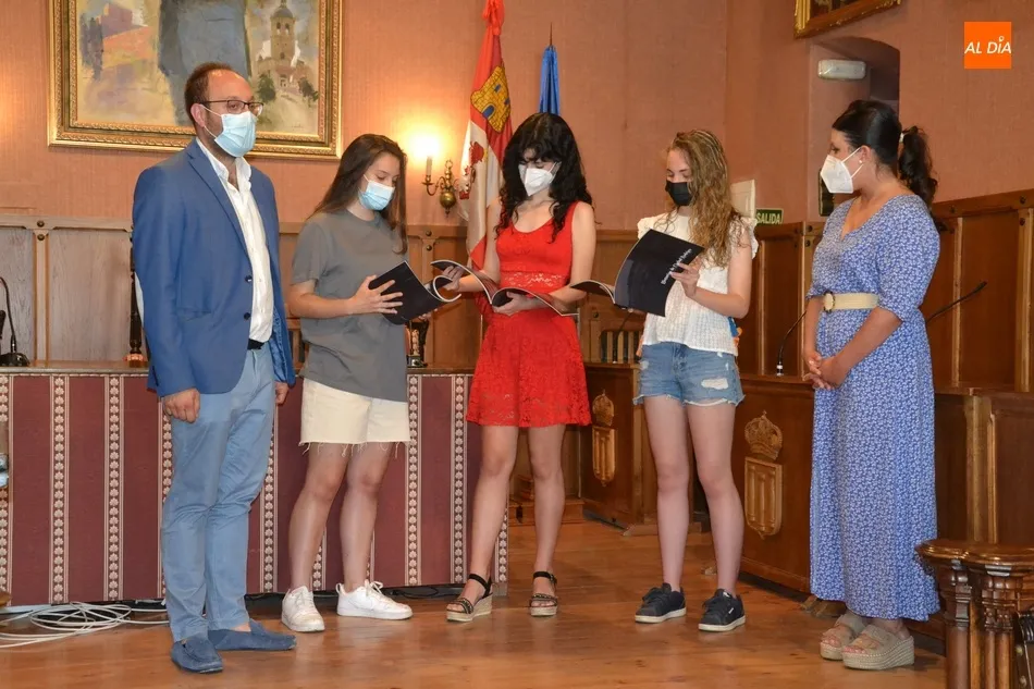 Foto 2 - Realizado un reconocimiento a las alumnas que sacaron mejores notas en la EBAU  